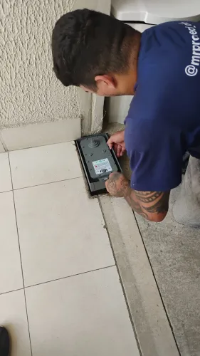 MANUTENÇÃO DE PORTA VIDRO PIVOTANTE MOLA HIDRÁULICA 