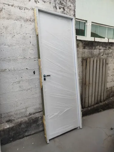 Porta de madeira com batente e fechadura