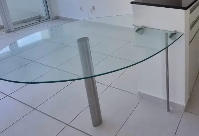 Mesa de vidro com 2 cadeiras 