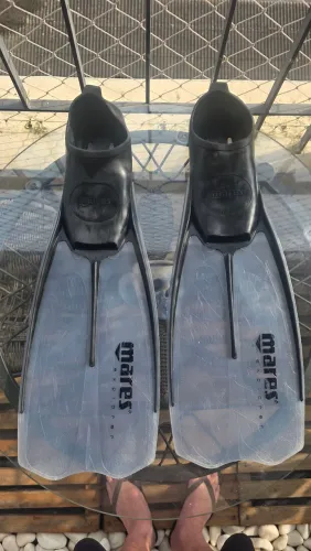 Nadadeira Mares marca italiana em perfeito estado