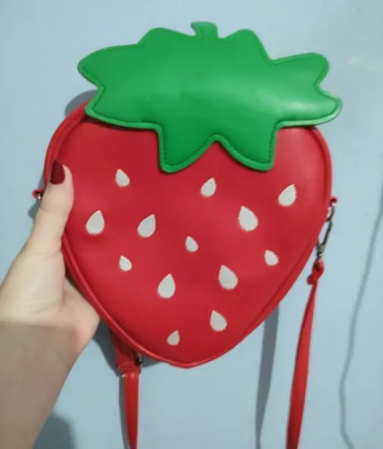 Bolsa transversal de morango PU com bordado