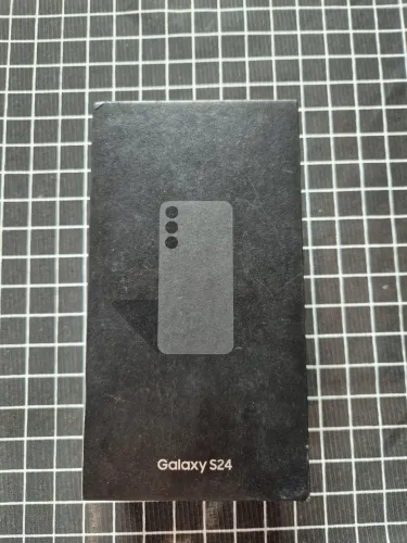Vende-se um celular Samsung S24 normal 128 gb cor cinza em excelente estado com nota fis