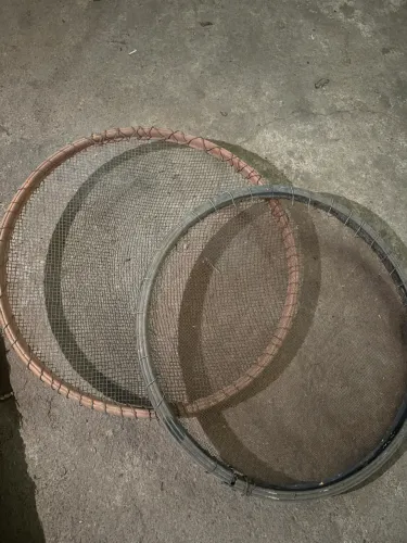 Carrinho de mão e itens de obra