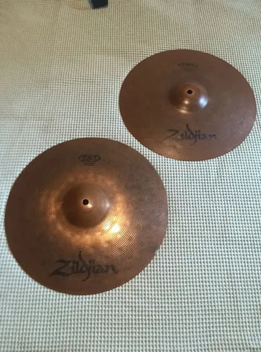 ## Pratos chimbal de bateria Zildjian ZBT 14, liga B8, anos 90, sem detalhes, excelentes!