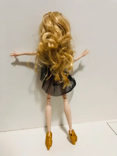 Boneca Ever After High - tem acessórios