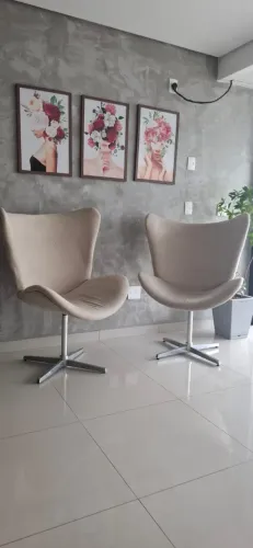 3 Poltronas Giratórias Bege com pé de metal