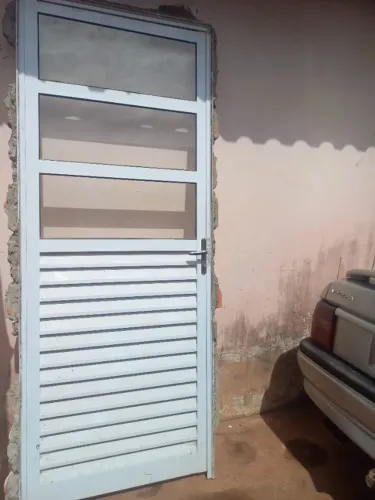 ? PORTA SEMINOVA À VENDA ? Medidas: 80 cm de largura x 2,10 m de altura ? Estado: Semin