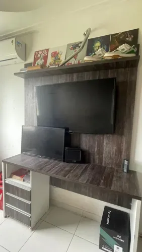 Mesa de escritório com painel 