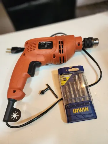 Furadeira de Impacto Black & Decker 560W 127V + Chave + Kit Brocas Irwin Concreto