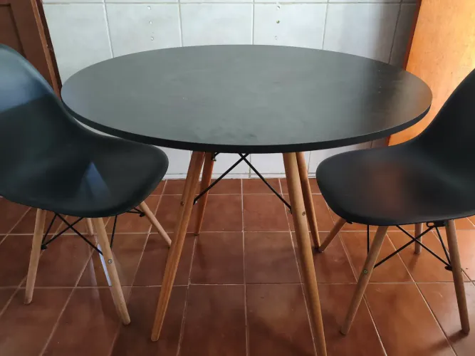 Mesa redonda 90x75cm + duas cadeiras