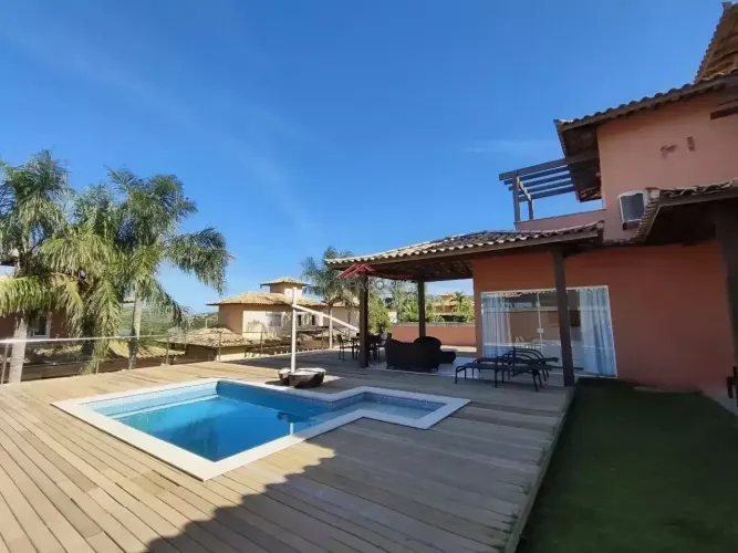 Casa para locação anual em condomínio com 04 suítes, piscina e vista mar na Ferradura em B