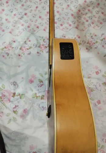 Violão canhoto elétrico