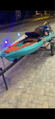 Vendo caiaque titan ares completo com motor e carretinha de transporte.