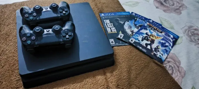 PlayStation 4 Slim + 2 Controles + Cabos + 3 Jogos