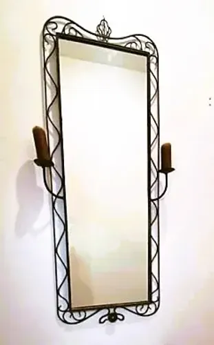 Grande moldura espelhada em ferro forget com dois castiçais laterais *Descrição
