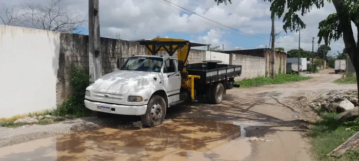 Caminhao ford F12000, ano 97 com Munck madal 9t  de ano 2005