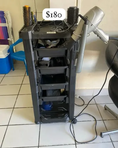 Vendo esses móveis de cozinha e cabeleireiro 