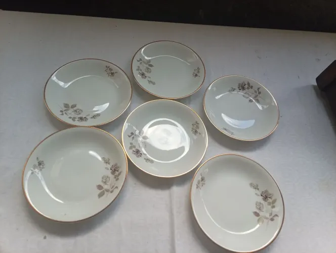Jogo pratos de sopa porcelana Renner medallion