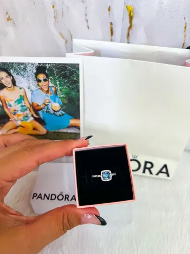 Anel Pandora solitário azul brilhante