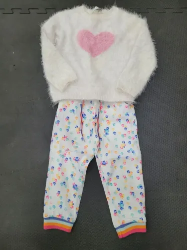 conjunto infantil usado, tamanho 3 anos. a calça é da marca lilica ripilica, com estampa c