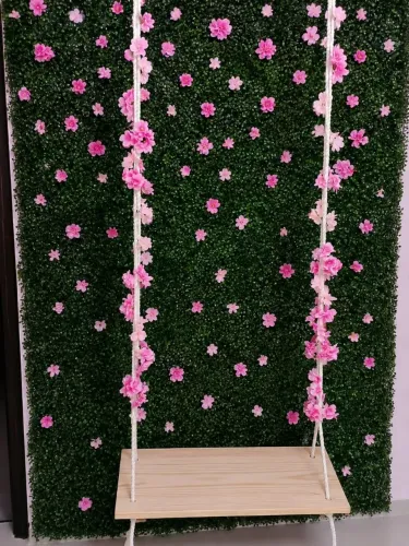 Balança de madeira com corda e flores