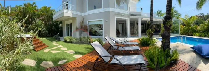 Casa a Venda em Condomínio em Pauba Recém Reformada