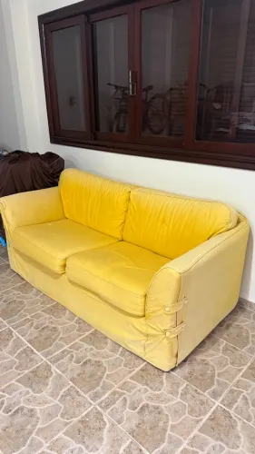 Sofá com cama embutida.