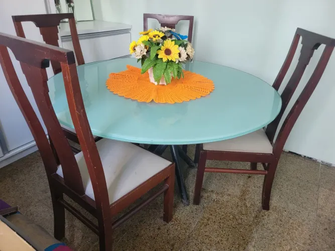 Mesa de vidro e 4 cadeiras