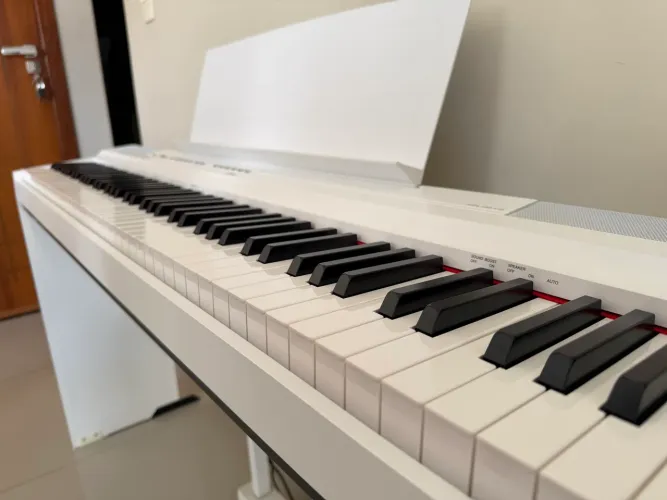 Piano Yamaha P125 Branco com estante e pedal triplo!