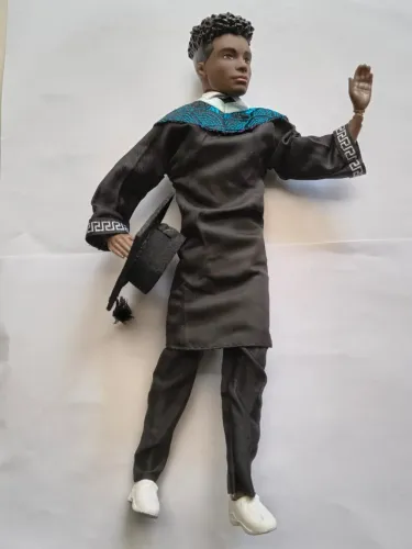 Boneco Masculino articulado Negro com beca de formatura 30cm