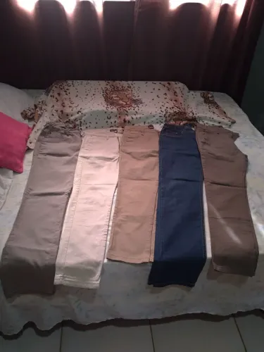 Vendo calças SLIM jeans masculinas usadas cores variadas numeração 38,mas veste 36.