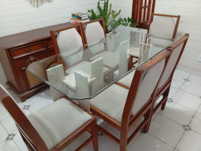 MESA DE VIDRO BISOTÊ COM PÉS EM MÁRMORE BEGE