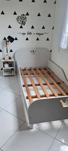 Cama Infantil Montessori Tamanho Solteiro MDF com Estrado Reforçado em Madeira Maciça