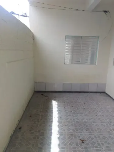 Casa de frente com entrada individual com 01 dormitório no Bairro Jardim Paraíso em São V
