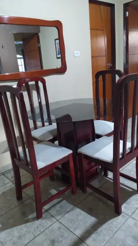 Conjunto de sala de jantar - mesa, armário, mesinha e espelho emoldurado