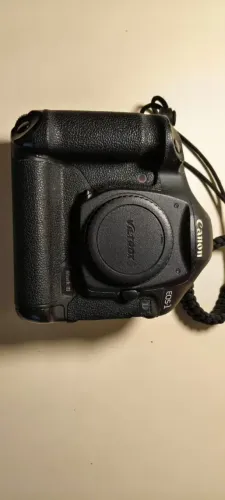 Canon 1D Mark III, muito usada, danificada, à venda como peça de reposição, sem lente