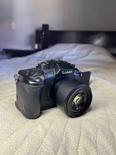 Câmera Lumix gh5 + lente 25 mm + 5 Baterias, carregador e um adaptador pra lentes cânon 