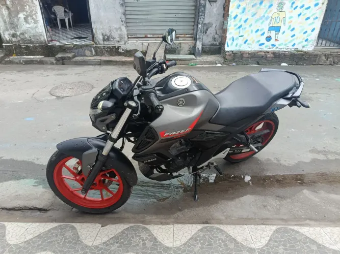 Moto FZ15 tá novinha
