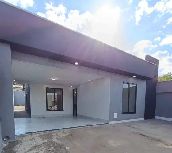 Aluga-se excelente casa em condomínio fechado