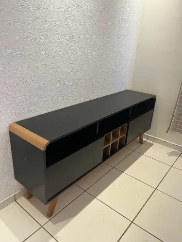 Rack / Aparador Moderno Preto com Detalhes em Madeira 