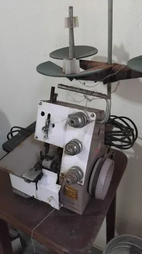 Máquina de Costura Overlock FN2 Chinesinha Usada com Motor<br>