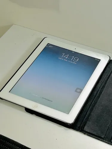iPad 2 16GB Wi-Fi (Vidro Trincado / Para peças ou uso básico)