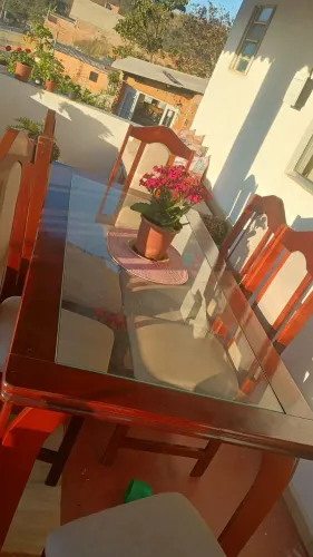 Vendo mesa 6 cadeiras todas as cadeiras reformadas recentemente