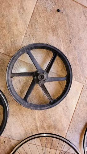 Vendem-se duas rodas de moto em bom estado.