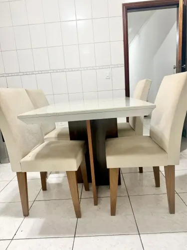 Mesa de jantar tampo vidro e 4 cadeiras estofadas