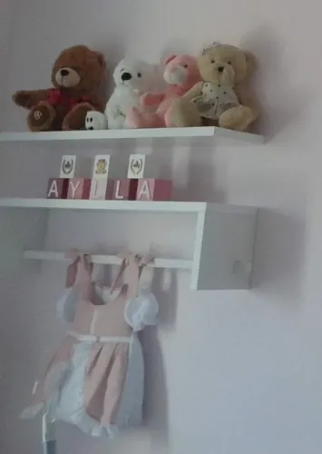 Prateleira decorativa com cabideiro