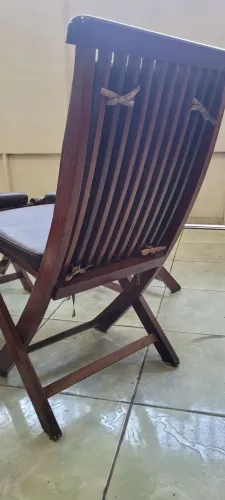 Cadeiras estofadas e dobráveis.