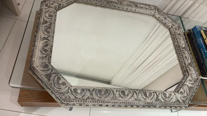 Espelho Decorativo Grande com Moldura em Madeira Entalhada Provençal 84,5x67 cm