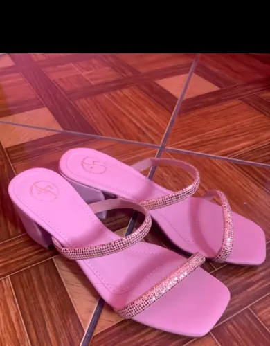 Vendo tamanco feminino - usado em bom estado. Número 35