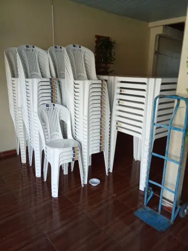 Vendo 13 jogos de mesa e 7 mesas Tramontina branca